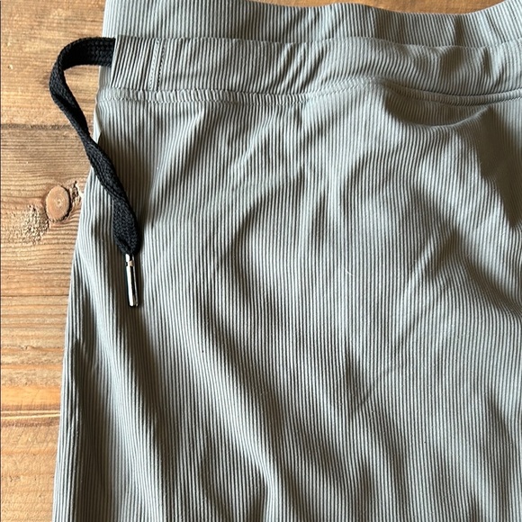 Gray Stretchy Yoga pants with Elastic Waistband and Tapered Ankle - Picture 2 of 3